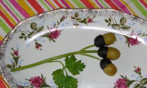 Делаем украшения из оливок для блюд Пчелки из оливок и маслин